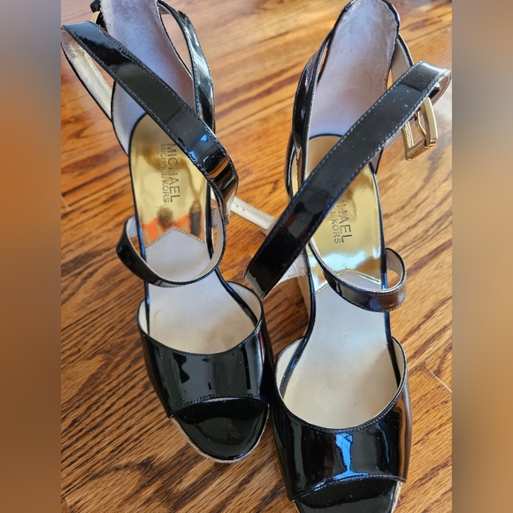 💜MICHAEL KORS Black Patent Leather Sandal Wedge w Peekaboo Toe Ankle Straps - Picture 4 of 12